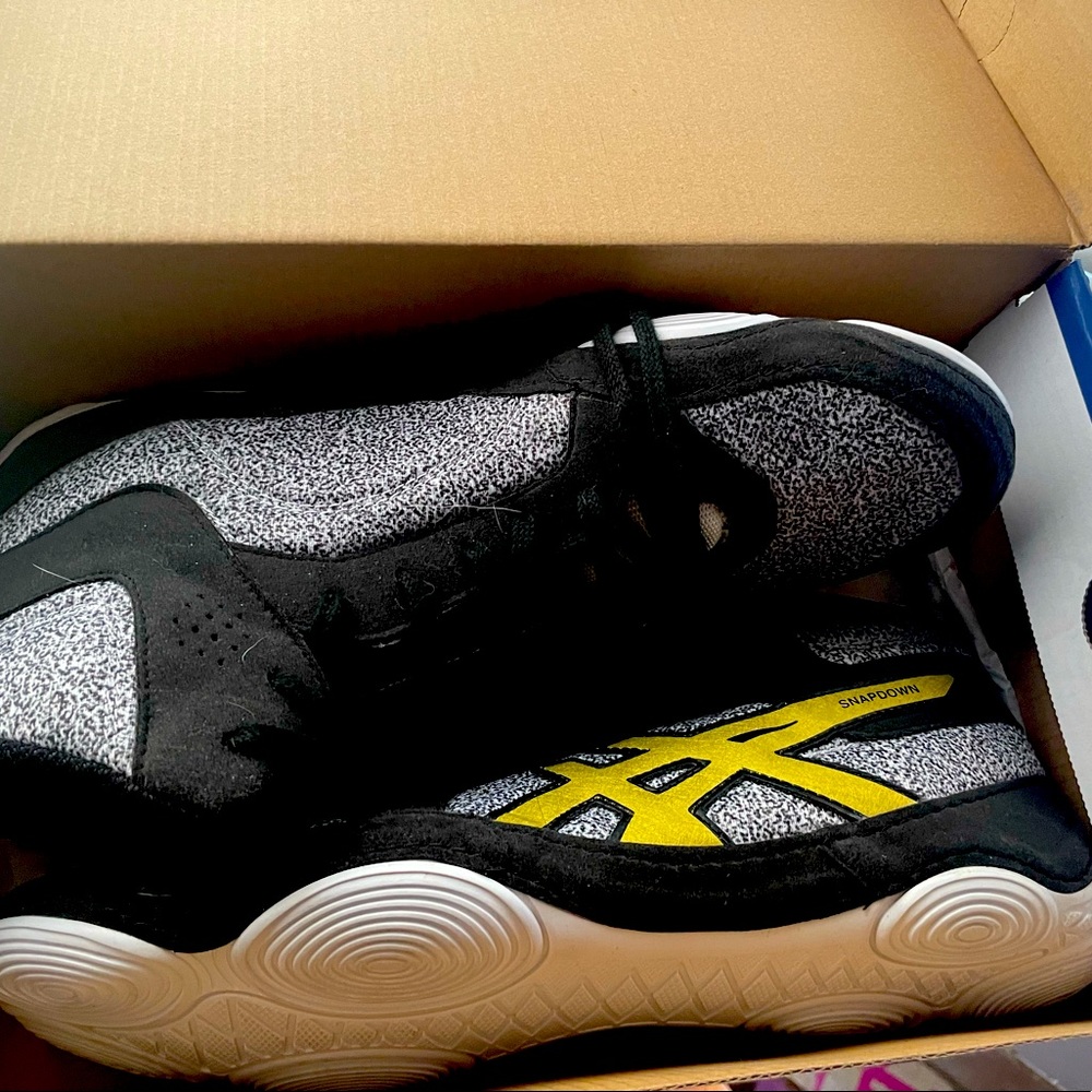 ASICS wrestling mens shoes 9.5